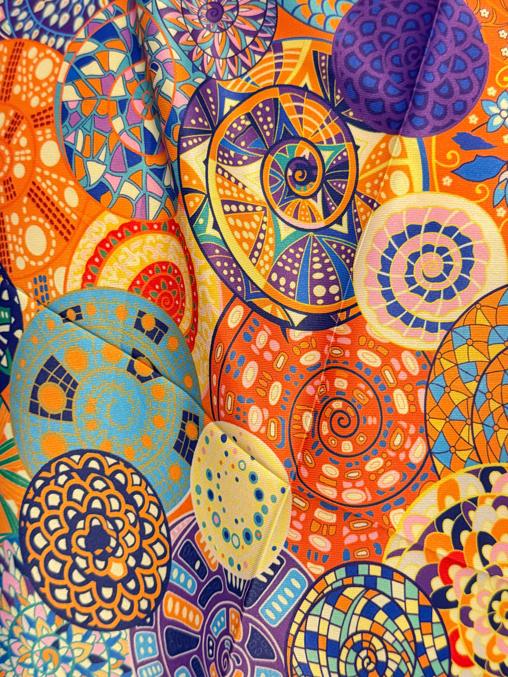 Leichtes Viskose-Tuch in Orange mit Mandala-Print 55 x 55 cm