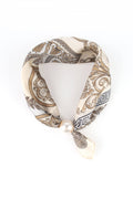 Barock bedruckter Satin-Halsfoulard mit Magnetperle |  Beige