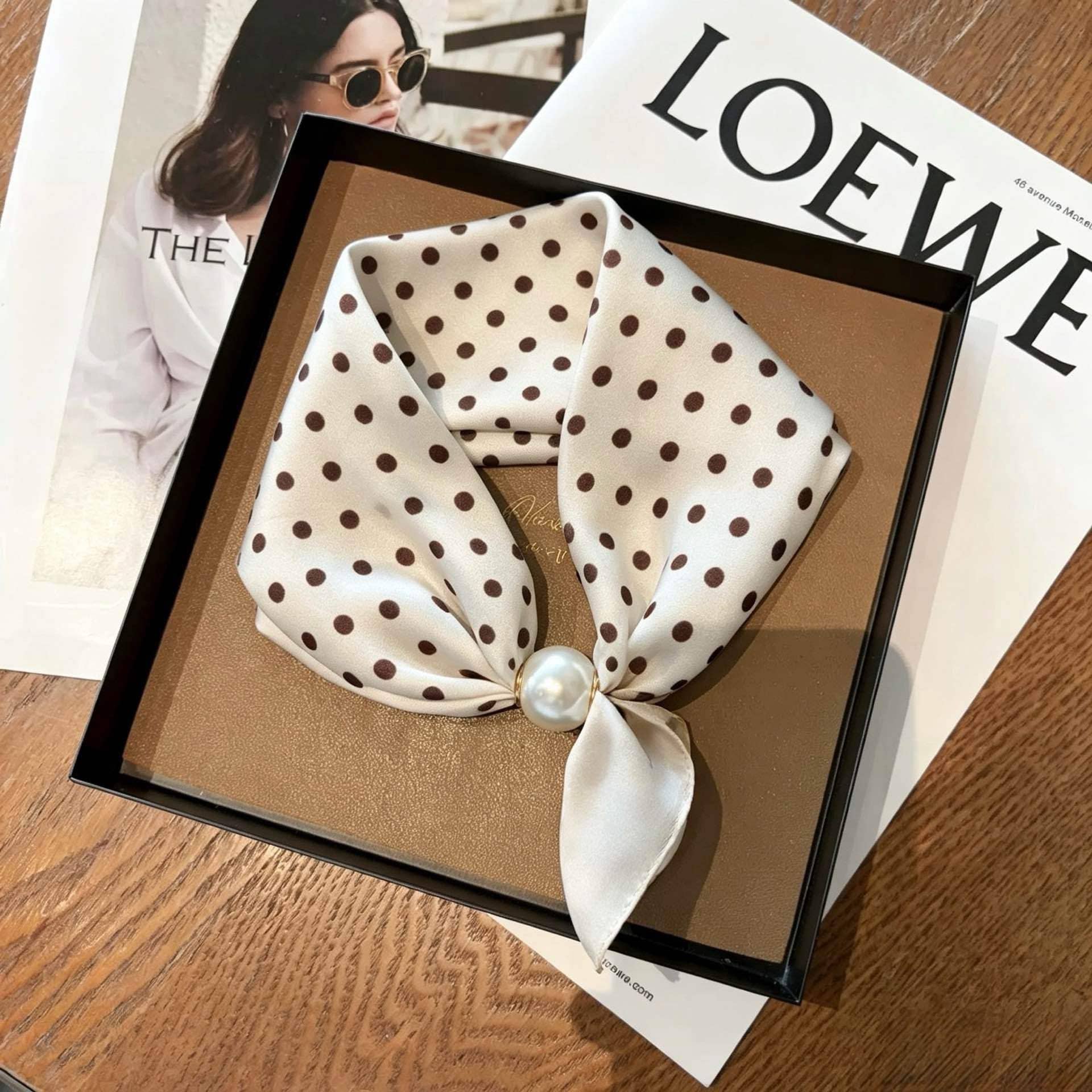 Elegantes Satin-Tuch mit Perlenverschluss  | Creme mit braunen Punkten