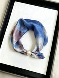 Elegantes Satin-Tuch mit Perlenverschluss | Blau-Creme