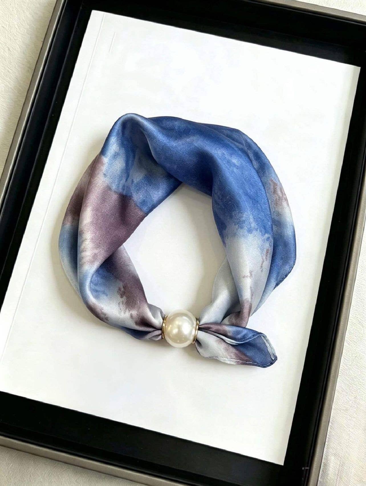 Elegantes Satin-Tuch mit Perlenverschluss | Blau-Creme