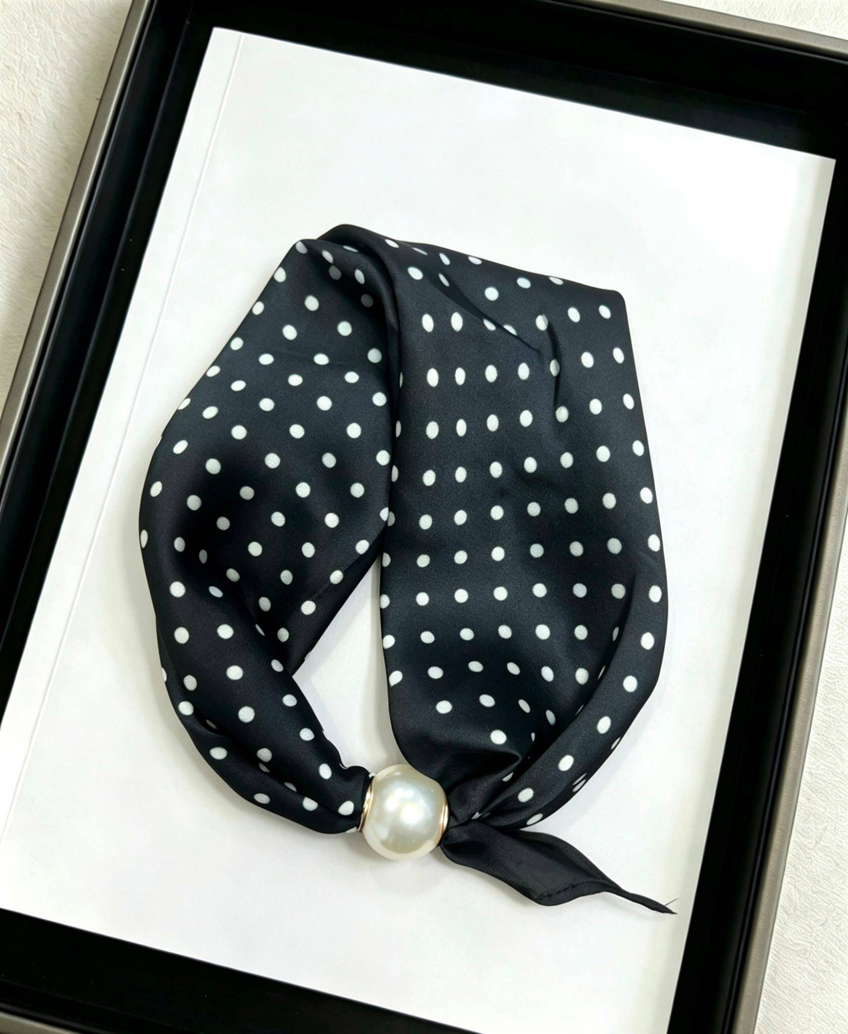 Elegantes Satin-Tuch mit Perlenverschluss  | Schwarz mit weißen Punkten