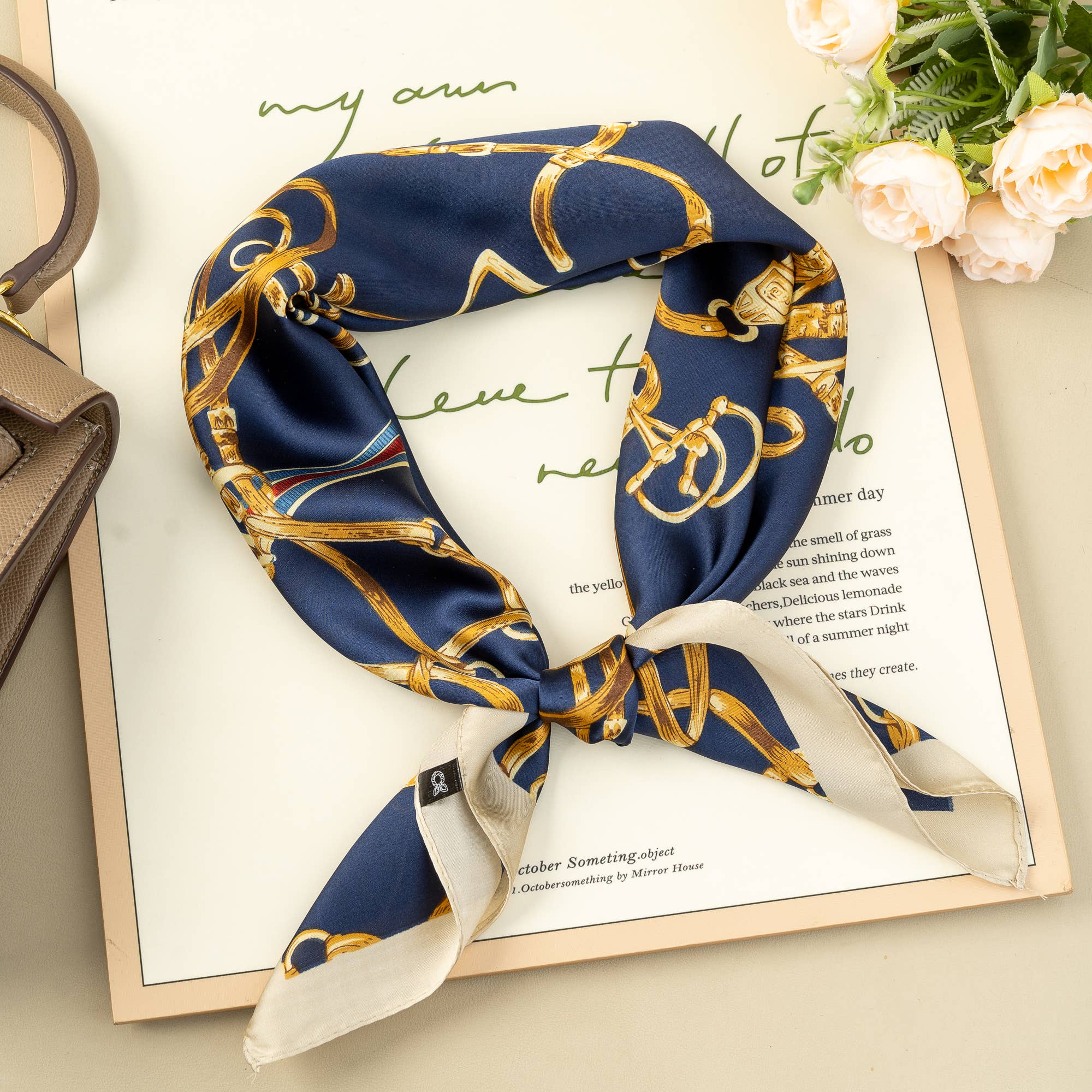 Elegantes quadratisches Halstuch 70x70 Seideneffekt Goldene Ketten: Bleu Marine