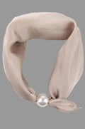 Kleines Satin- Halstuch  | Verschluss mit Perle. |  Taupe