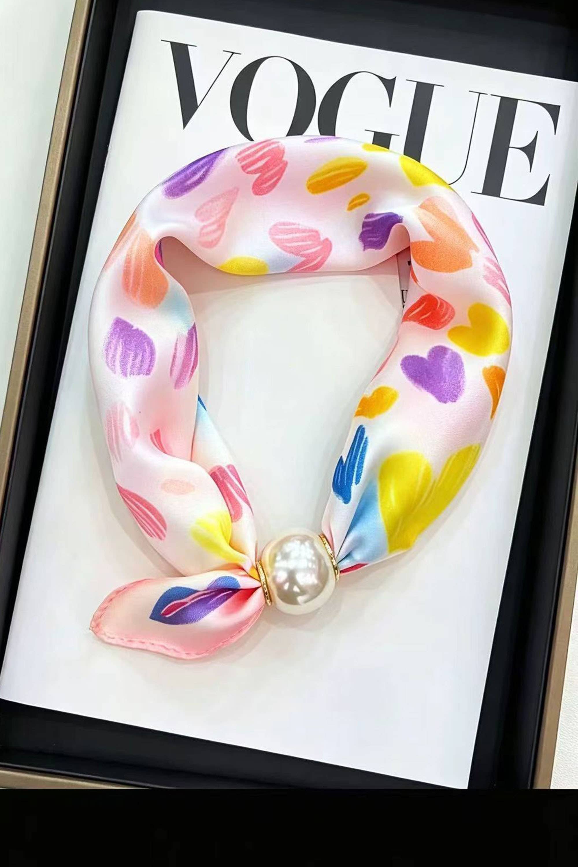 Satin- Halstuch mit Herzmuster  | Magnetverschluß mit  Perle  |  Weß- Rose