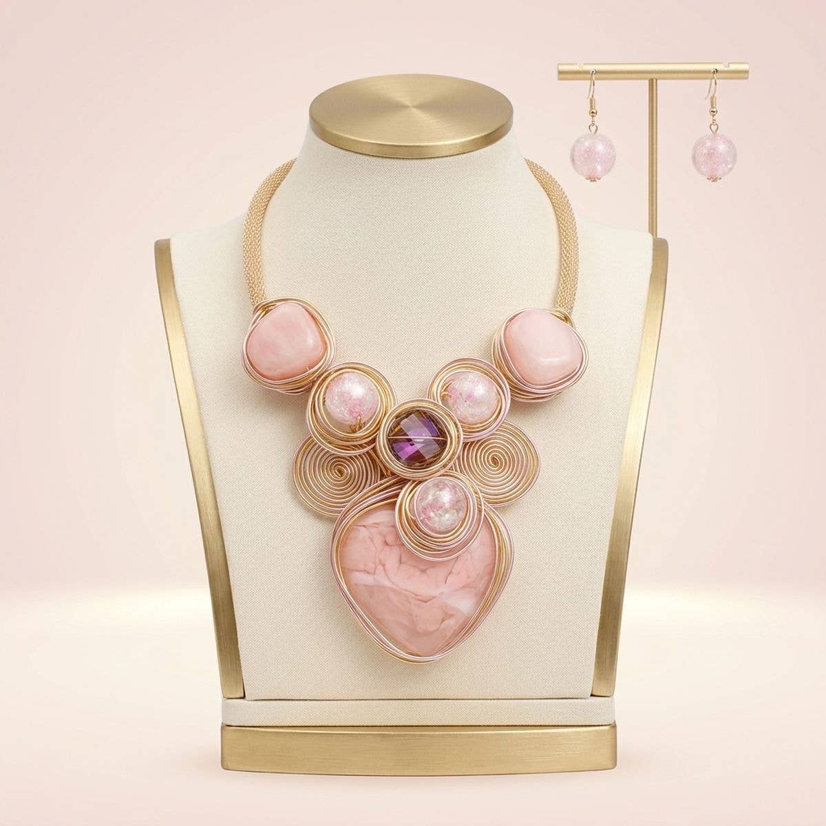 Sanftrosa gewickeltes Drahtherz | handgefertigte Bib-Halskette | Farbe Rosa /  Gold