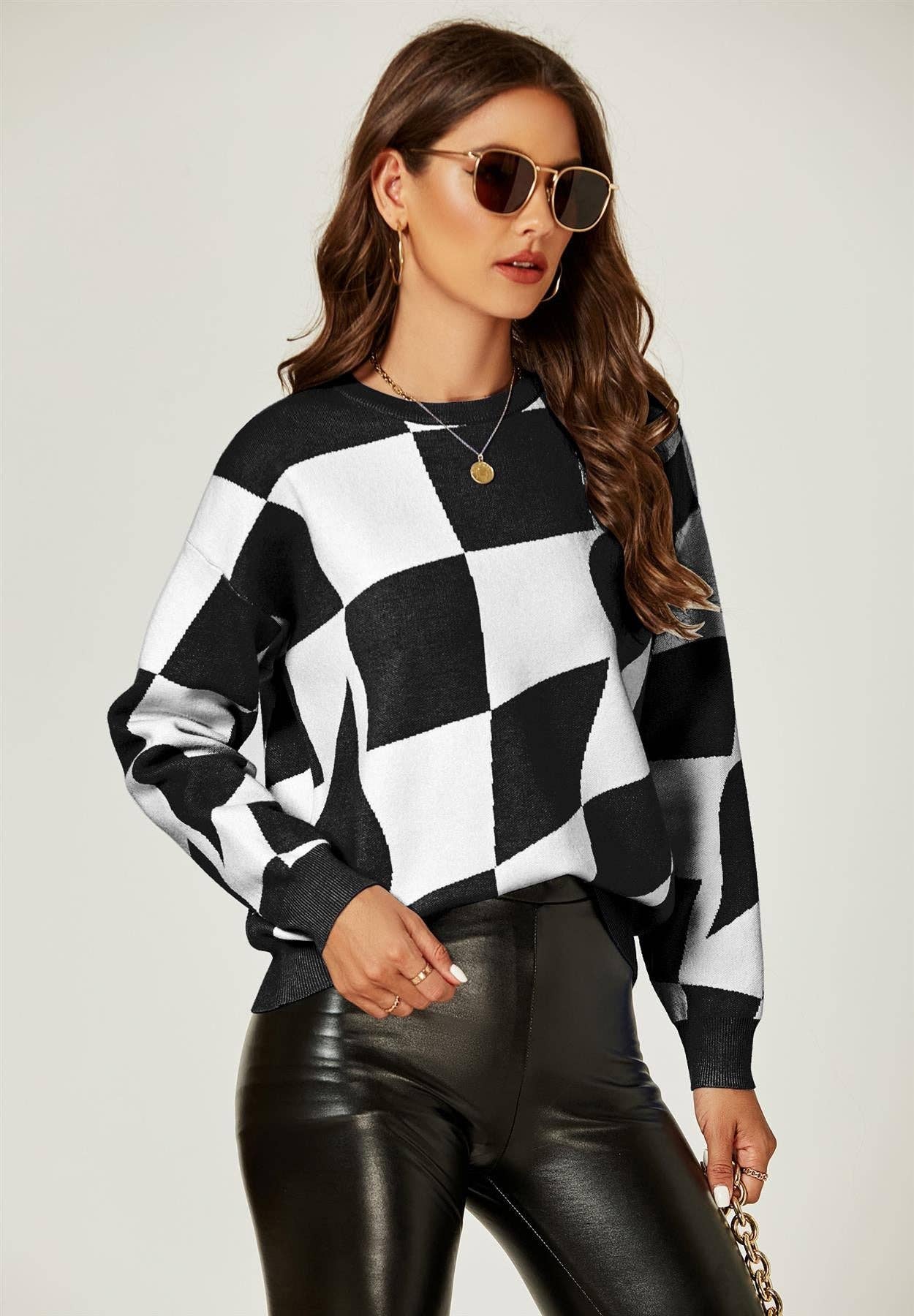 Schwarz-Weißer Statement-Pullover mit grafischem Muster | One Size Gr. 38-44