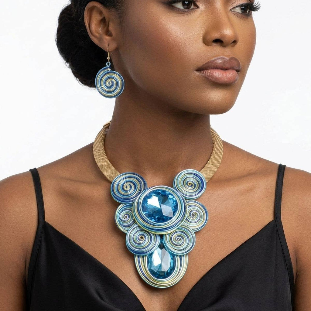 Blaue, mit Draht umwickelte, tropfenförmige Kristall-Bib-Halskette: Color: Blue / Plating: Gold / Size: 18 + 3 inches